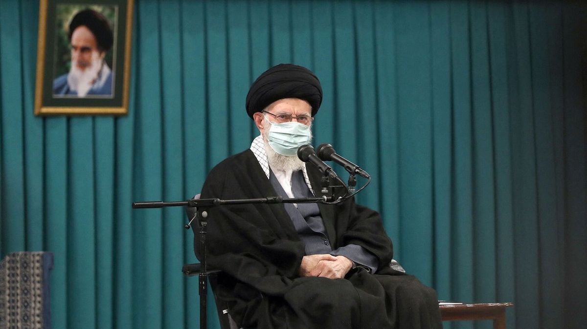 Íránský vůdce udělil milost desítkám tisíc vězňů